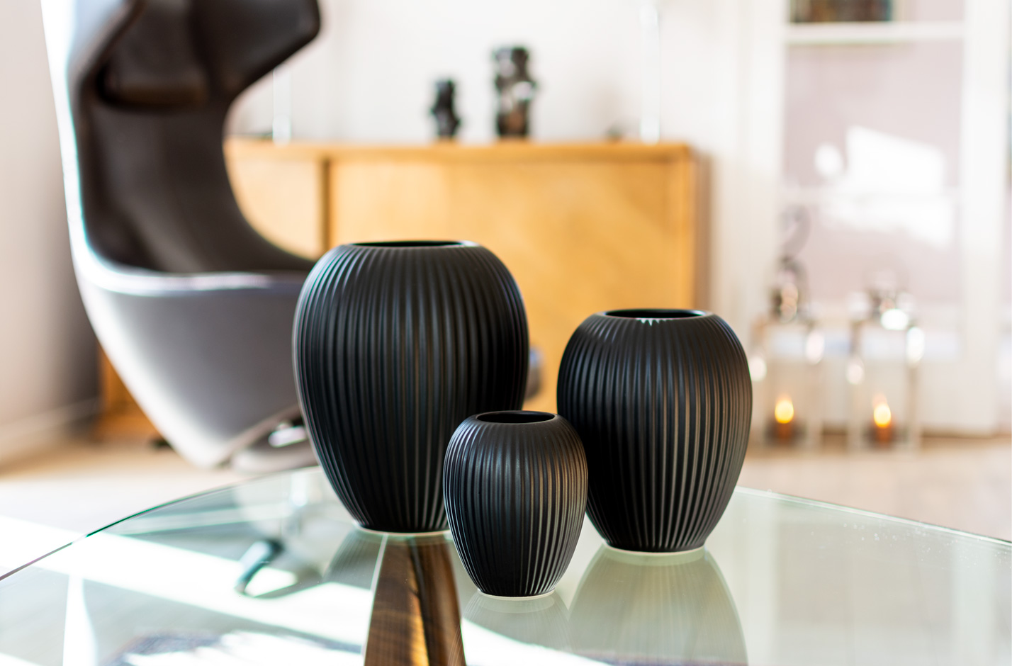 3 sorte Michael Andersen keramik Vaser i stentøj Model 4767 på Noguchi coffee table Grand Repos Vitra Antonio Citterio 