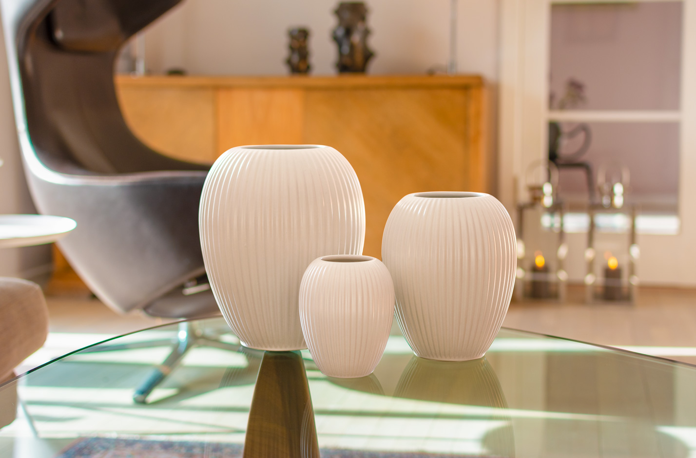 3 hvide Michael Andersen Keramik Vaser i stentøj Model 4767 på Noguchi coffee table Grand Repos Vitra Antonio Citterio 