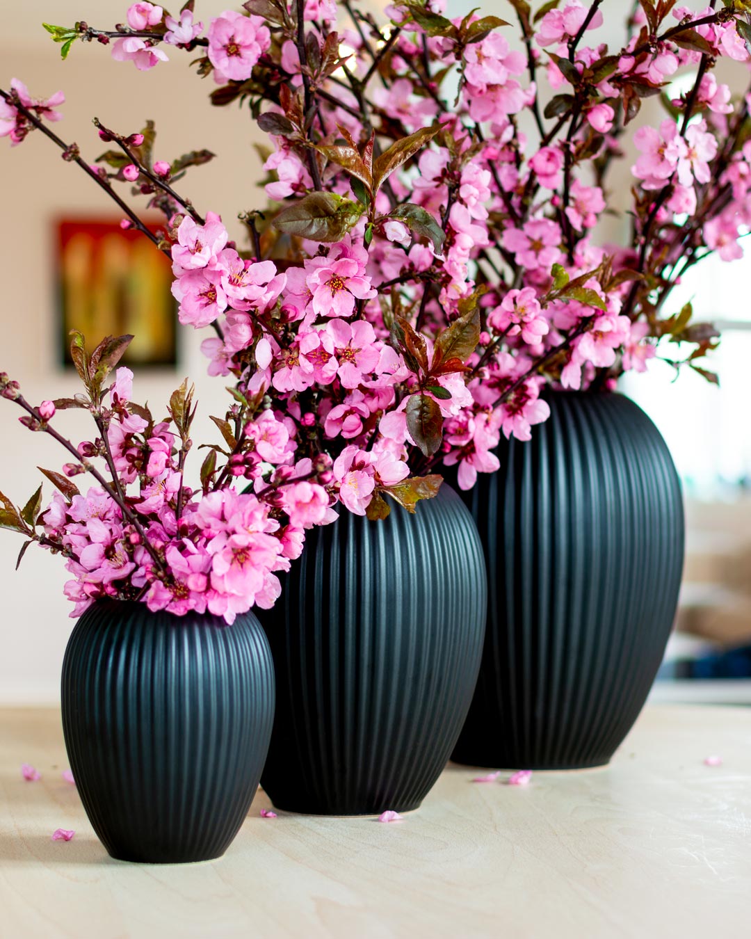 3 sorte vaser i 3 størrelser fra Michael Andersen Keramik med lyserøde blomster fra ferskenblomsttræ