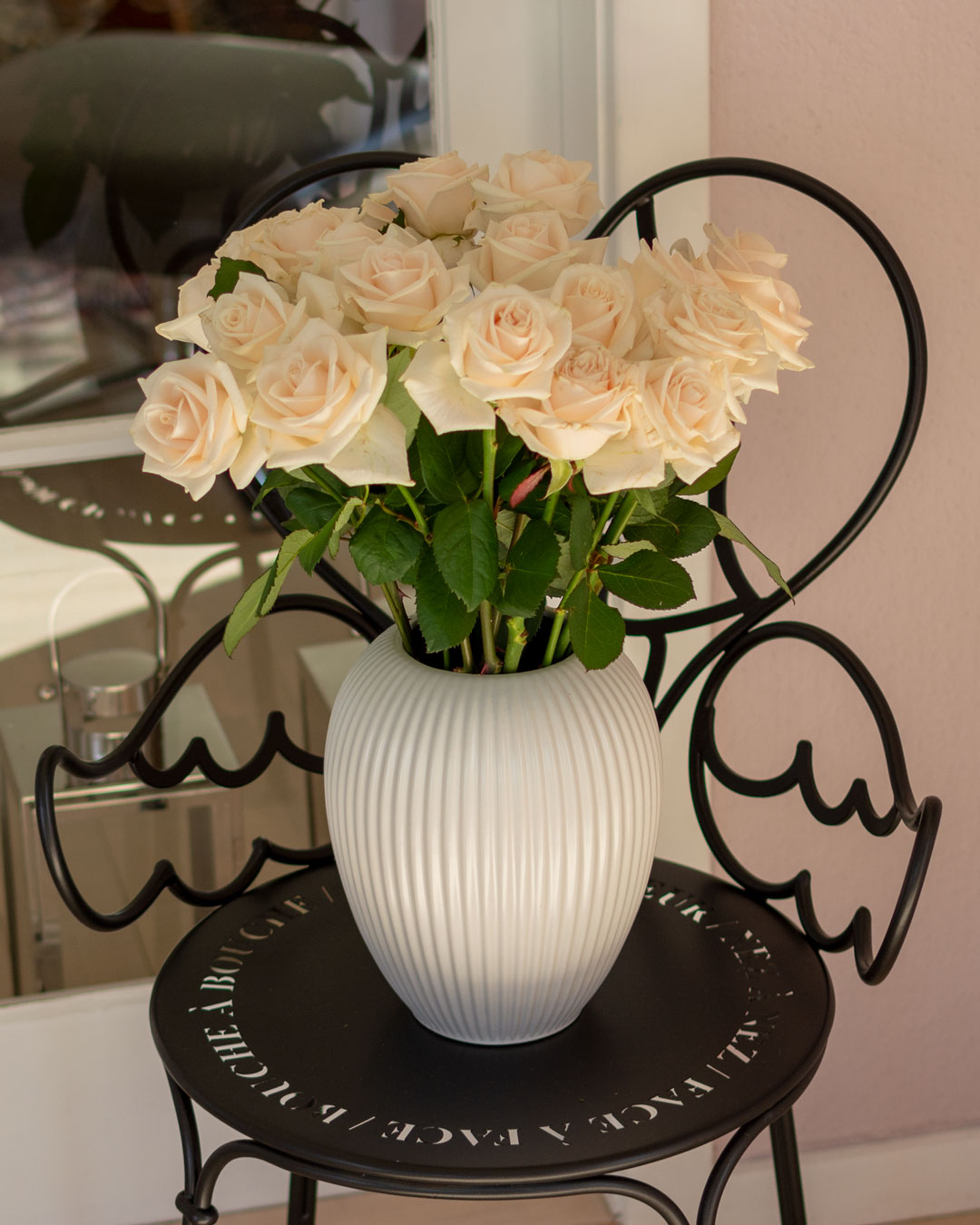 Hvid Michael Andersen Keramik vase Model 4767 med hvide roser på sort englestol