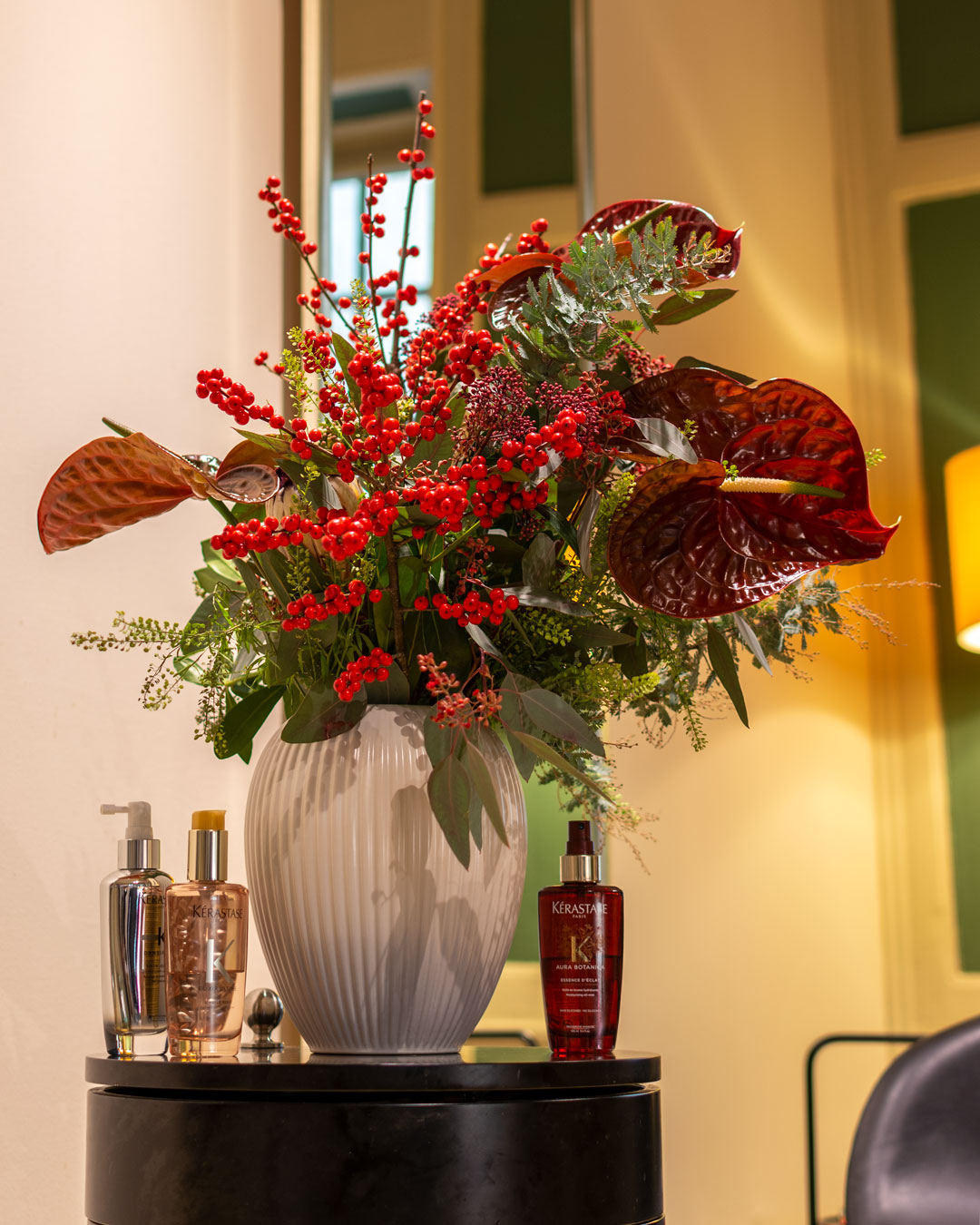 Hvid vase fra Michael Andersen Keramik Model 4767 med rød blomsterbuket hos frisørsalon