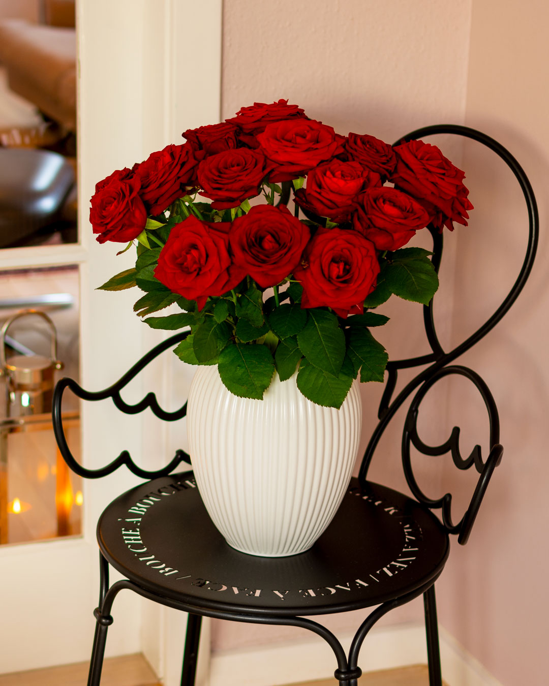 Hvid vase med røde roser på sort englestol Michael Andersen Keramik Model 4767