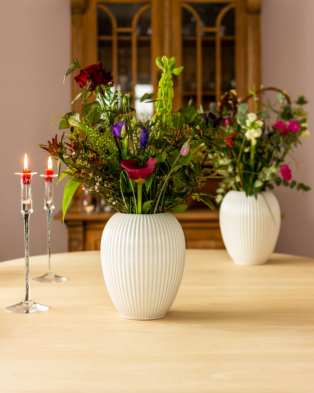 Hvide vaser med vilde blomster på spisebord Model 4767 fra Michael Andersen Keramik