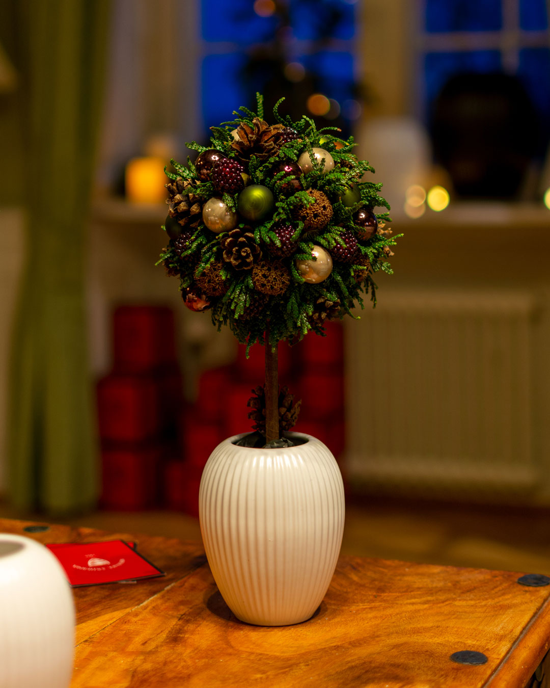 Lille hvide vase med juledekoration Bernstorff Slot på rustiks træbord