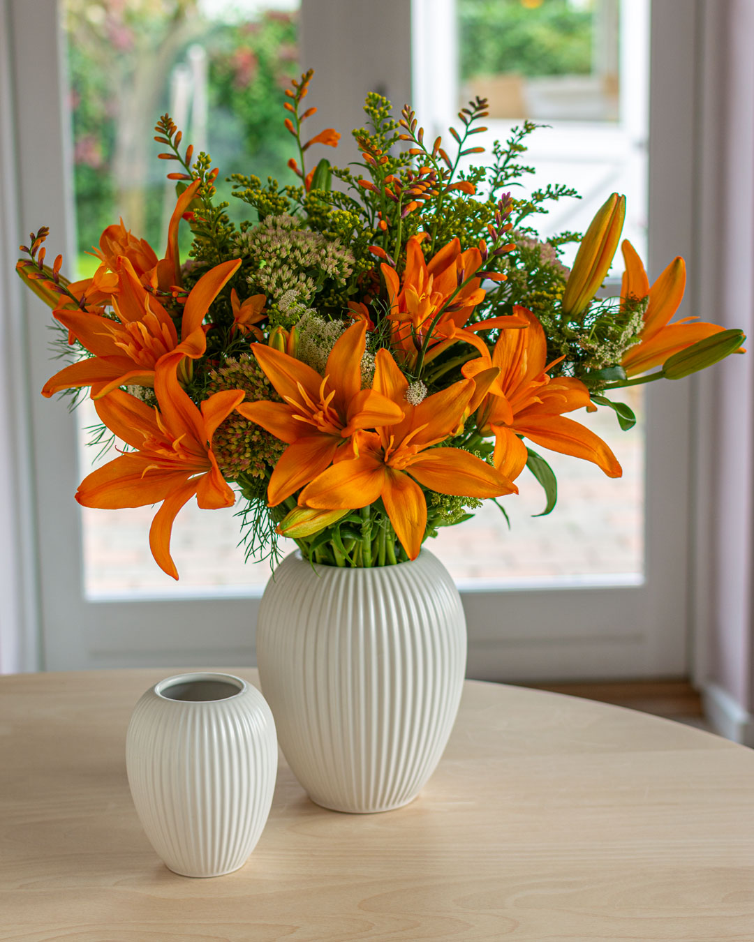 Hvid vase med orange liljer Michael Andersen Keramik Model 4767