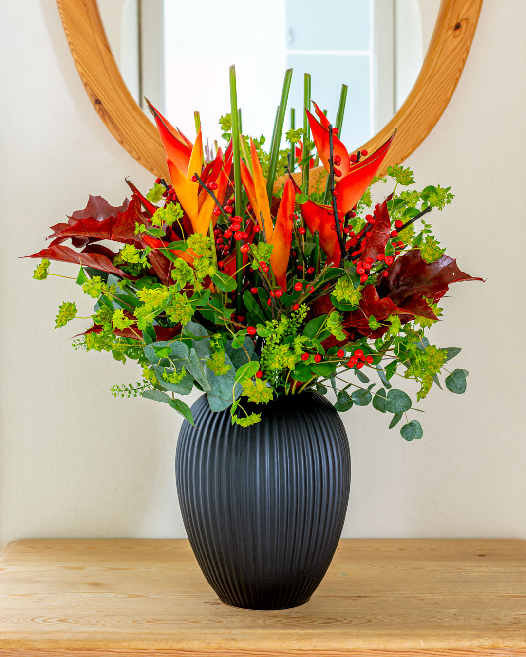 Sort vase med blomster foran spejl i entre fra Michael Andersen Keramik Model 4767