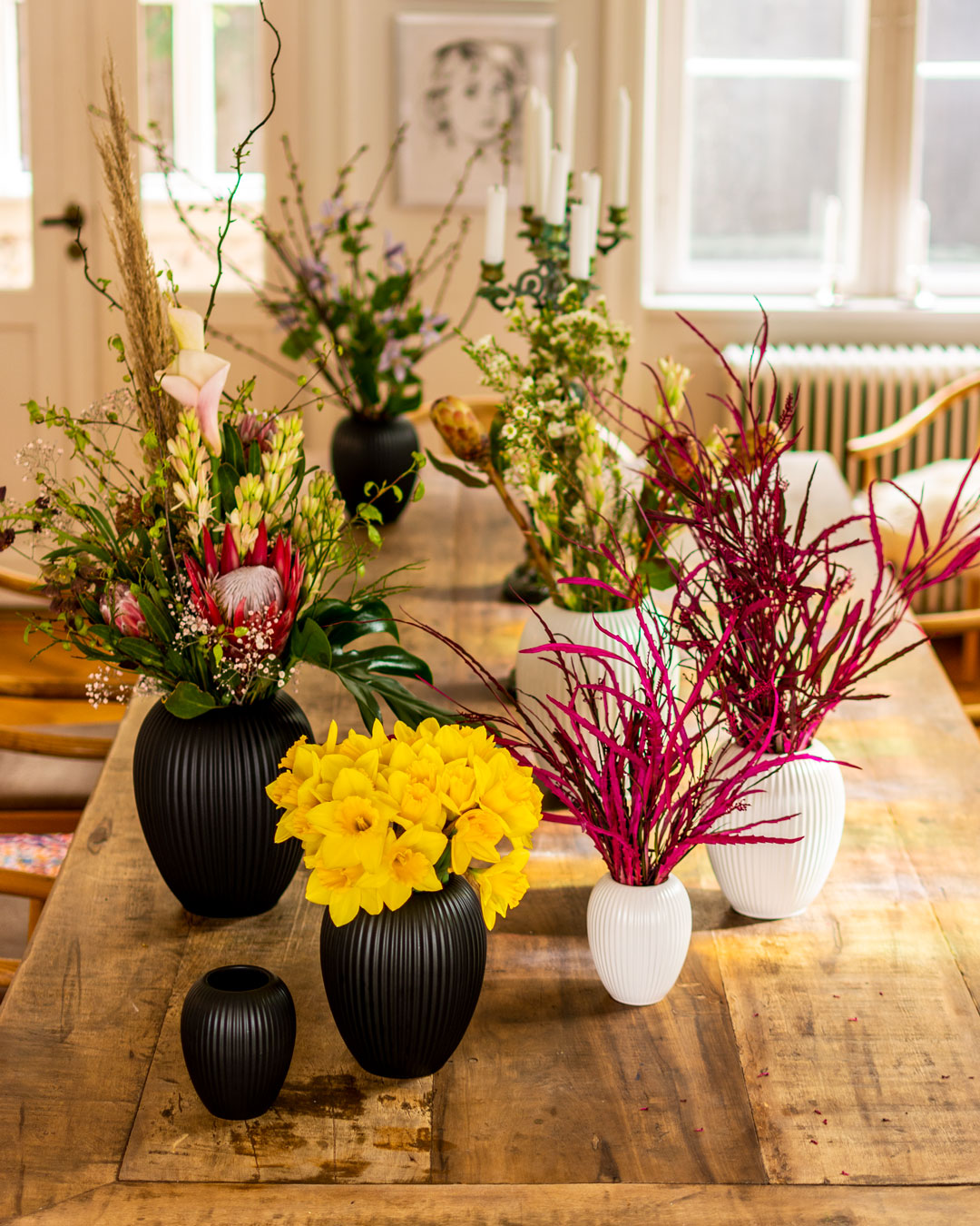 Hvide og sorte Michael Andersen Keramik vaser Model 4767 med blomster på langbord